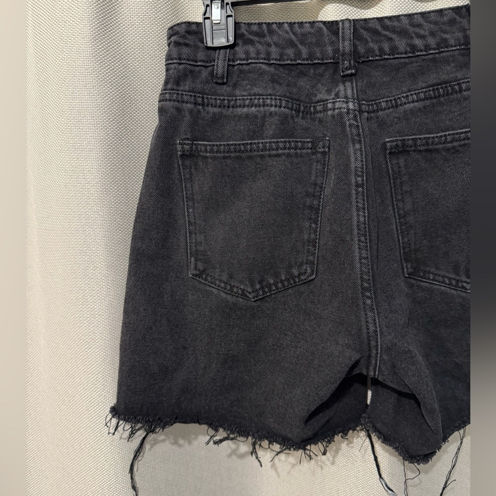 DISSH Black Frayed Denim Mom Jean Shorts Size 8 - Picture 4 of 5